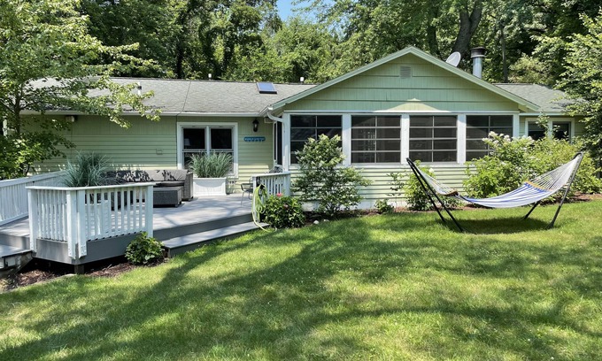 Union Pier Casa | Union Pier House w / playa privada! 3bed / 2bth w / HOTTUB / Yard / Decks / LRG Screen Porch