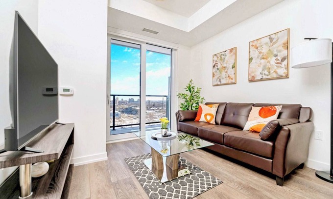 Kitchener Condominio | Union Towers Condo with City Views and Patio