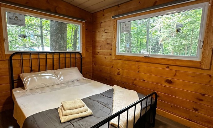 Parry Sound Casa | Unique 1-Bedroom Eco Log Cabin in Parry Sound #105