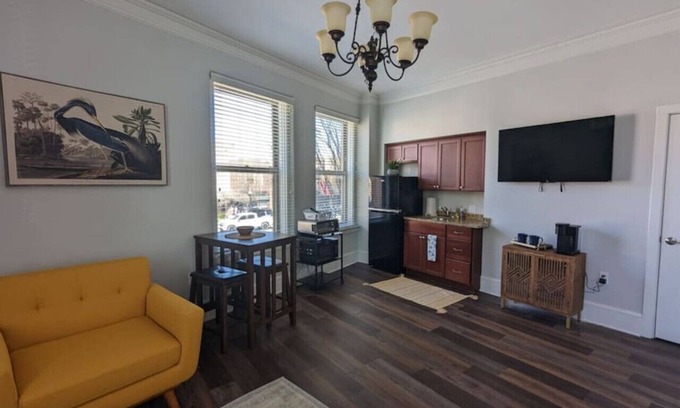 Champaign Apartamento | Unique 1 BR/1BA Stay in Downtown - 204