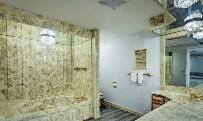 Seekonk Apartamento | Unique 1970s glam unit