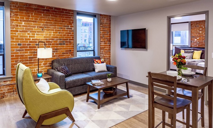 Riverside Apartamento | Unique 2 Bed Riverfront Park Travel Apartment