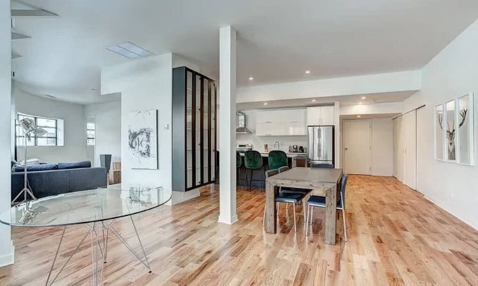 Cote-Des-Neiges—Notre-Dame-De-Grace Condominio | Unique 2500 sqf 2 bedrooms, 2 bathrooms sleep 7
