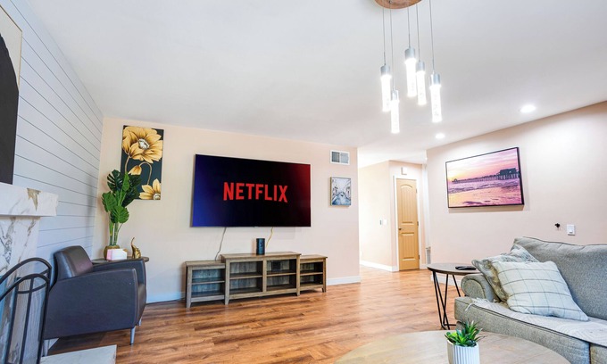 East Grove Casa | Unique 7bedroom-3bath sleeps 14