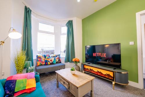 Roath Casa | Unique and Bright 6 Bedrooms Home Retreat - Fast WiFi - Close to Amenities
