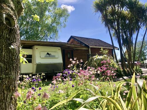 Rangataua Chalet De Esquí | Unique and Charming Garden Cottage/Campervan