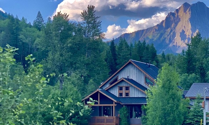 East Kootenay Casa | Unique and Cozy Eco Friendly Straw Bale Home in Mountain Town