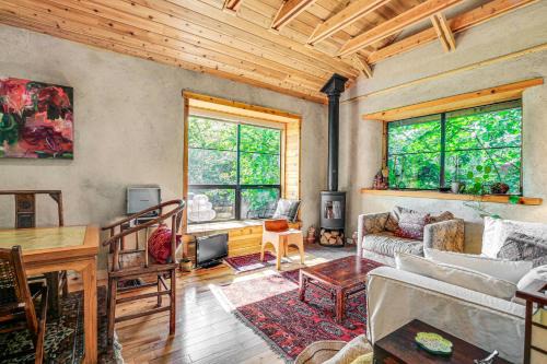 Southgate Casa | Unique and Serene Retreat, 7 Mi to Downtown Portland
