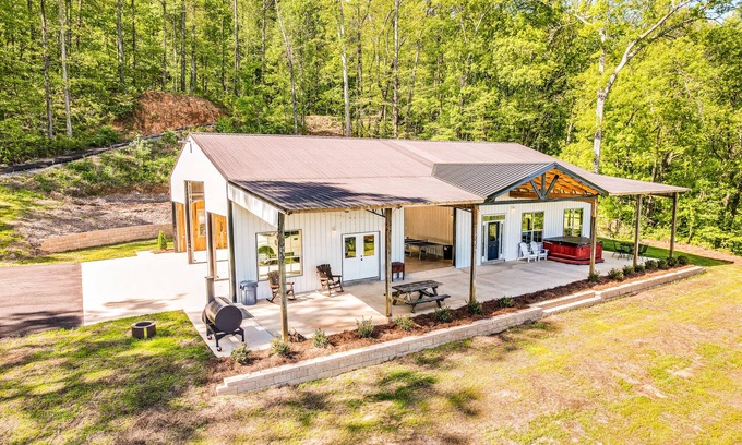 Grant Cabina | Unique and tranquil mountain-side getaway, close to Guntersville Lake.
