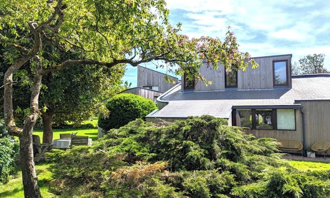 Merston Cabina | Unique, Annexe sleeps 4 with Large Gardens & Tennis Court!
