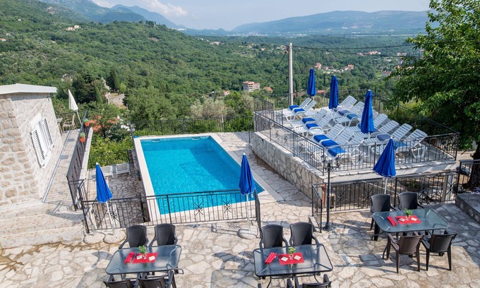 Mrcevac Apartamento | Apartamento único con terraza en la azotea, huerto y piscina, 2 km al mar