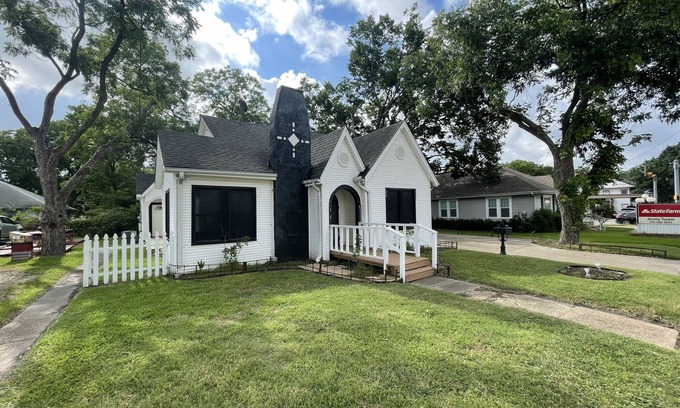 Kaufman Casa | Unique Artist home on Main Street Kaufman!
