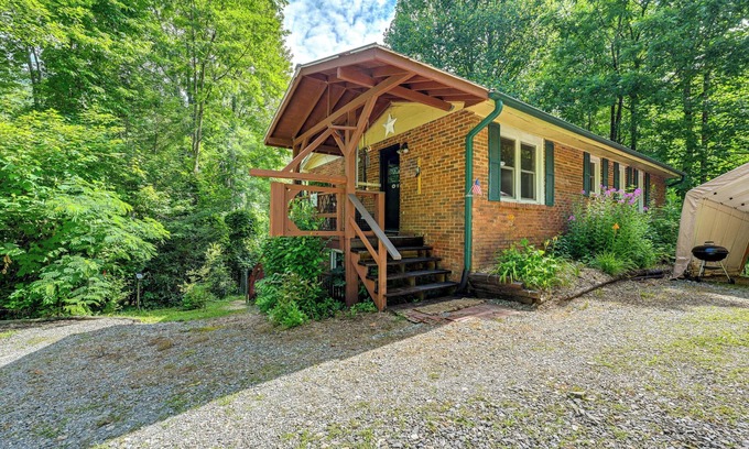Robbinsville Cabina | Fontana Cottage w / terraza amueblada y vistas Smoky Mtn