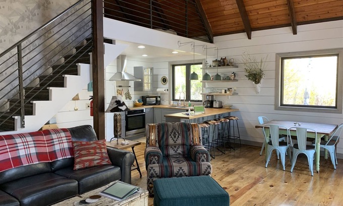 Red Lodge Cabina | Unique cabin, dog friendly, Wi-Fi, quiet home- Into the Woods