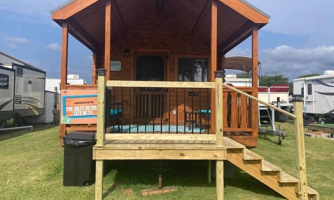 Holly Ridge Cabina | Unique Cabin Near Surf City with Loft and Parking