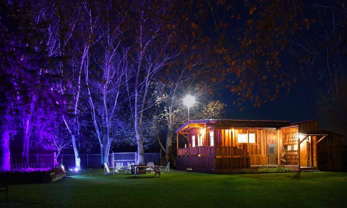 Milton-Freewater Cabina | Unique Cabin Oasis: Fully-Gated, Pet-Friendly, King Bed