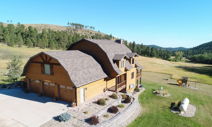 Deadwood Cabina | Unique Cabin on 5 Acres, w/ Hot Tub, 2-Story Fireplace, 3-Car Gar., 5000 S.Ft