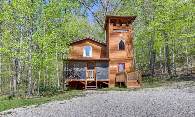 Taswell Cabina | Unique Castle Cabin Near Patoka!