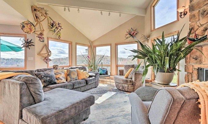 Jeffersonville Casa | Unique Catskills Hideaway - Walk to Lake Jeff