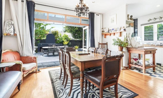 Hamilton North Casa | Unique Character in Exclusive River Road Location