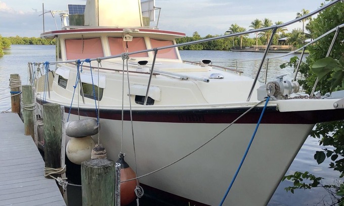Bokeelia Alquiler De Eote | Unique Charlotte Harbor experience on a comfortable Schucker 436 trawler.