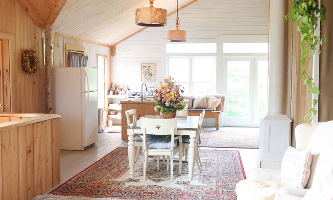 Belmont Apartamento | Unique Coastal Maine Flower Farm Stay