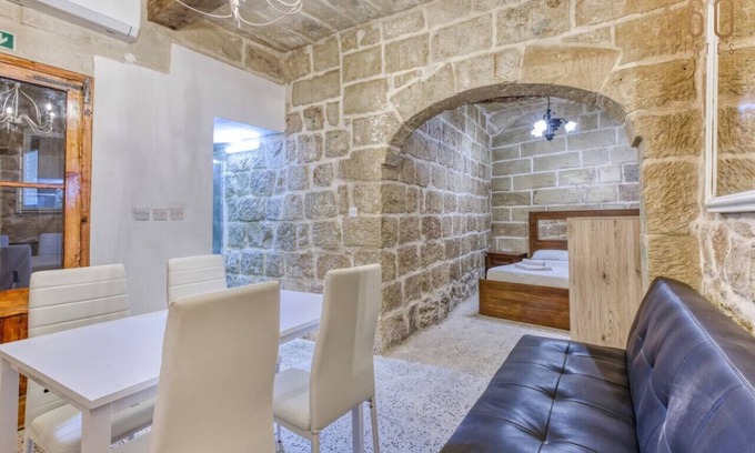 Ħal Bisbut Apartamento | Unique & Cosy 1BR Maisonette in Zejtun w/WIFI & AC