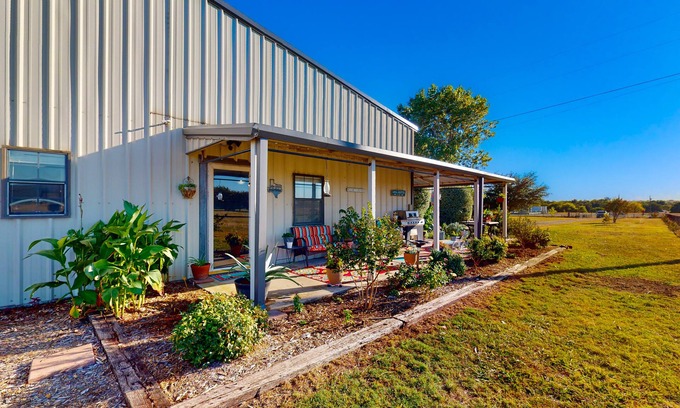 Wise County Cabaña | Unique cottage by airstrip for private planes - herb garden, dog-friendly