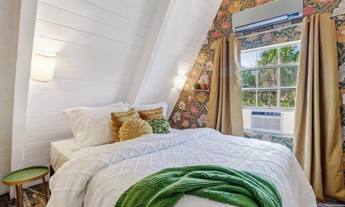 Bonita Springs Casa | Unique Cozy A-Frame