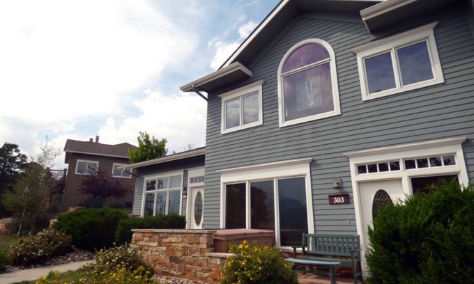 Stanley Hills Condominio | Unique, cozy, mountain condo, relax on patio and outdoor hot tub!