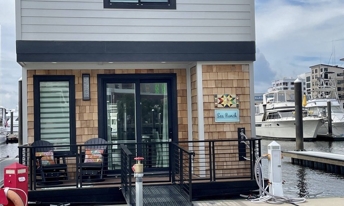 River District Alquiler De Eote | Unique deluxe houseboat at Port City Marina named the “Sea Ranch”
