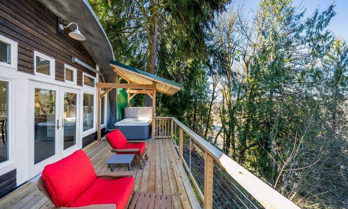 Thurston Apartamento | Unique, Dog-Friendly, Riverfront Cottage w/ Free WiFi, Views, & Hot Tub