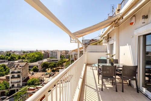 Vardaris Apartamento | Unique Experience in Modern Apartment with Balcony & City Views