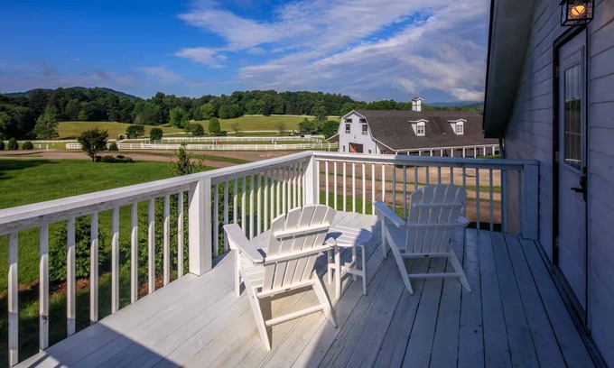Hendersonville Apartamento | Espacio único loft de granja perfecto para parejas y pequeñas familias
