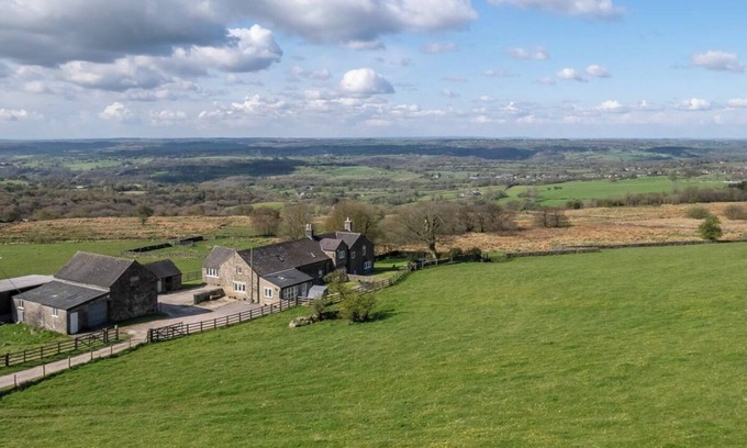 Cauldon Low Otro | Unique farm stay near Alton Towers & Foxtail Barns Wedding Venue sleeps up to 16