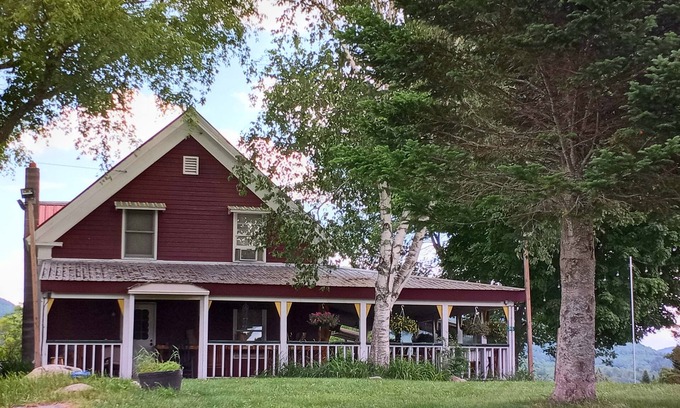 Marshfield Otro | Casa única / hermosa con una granja de trabajo de 30 acres en el corazón del centro de Vermont