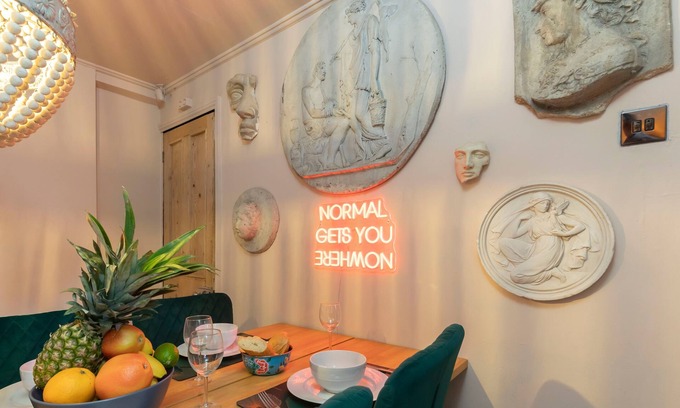 Cheltenham Cabaña | Unique Hidden Stay - Central Cheltenham - Sleeps 6