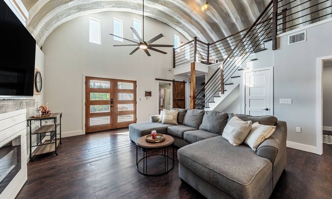 Leander Casa | Unique Hill Country Barndominium With Amazing View!