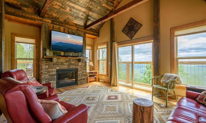 Seven Devils Cabina | Cabina 3BR, vistas, bañera de hidromasaje, futbolín, cerca de tirolesa, tubo de nieve, Banner Elk, Boone, Grandfather Mtn