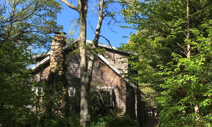 West Hyannisport Casa | Casa única en Woods cerca de Craigville Beach, Centreville, Family and Pet Friendly