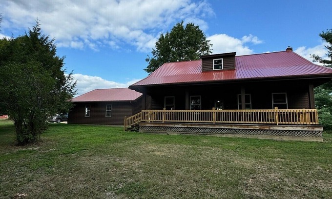 Dellroy Cabina | Unique house with mancave and game room. Wildlife, pet friendly, hot tub, Wi-Fi!