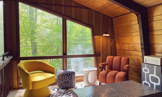 Hamlin Chalet De Esquí | Unique Insta-Worthy Poconos Chalet - Fireplace / Pool / Beach/ Lake / Fire Pit