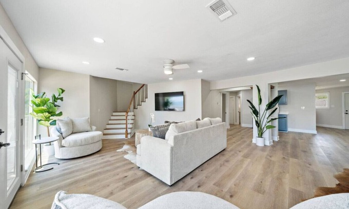 West Livingston Casa | Dome Haus |BeachBox| Lakefront/Private Pier!