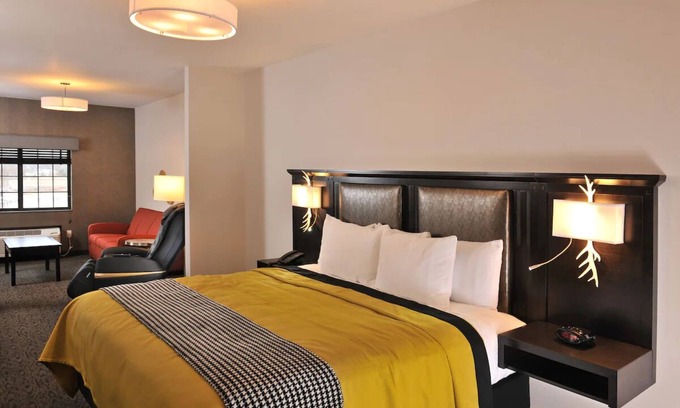 Independence Hotel | Unique Lodge Experience Next to KC - Heated Pool & Whiskey Bar