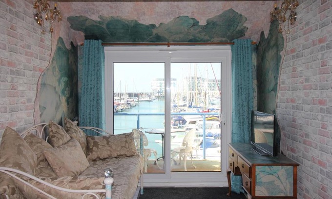 Seafront Apartamento | Unique, loft-style apartment with fantastic Brighton Marina views