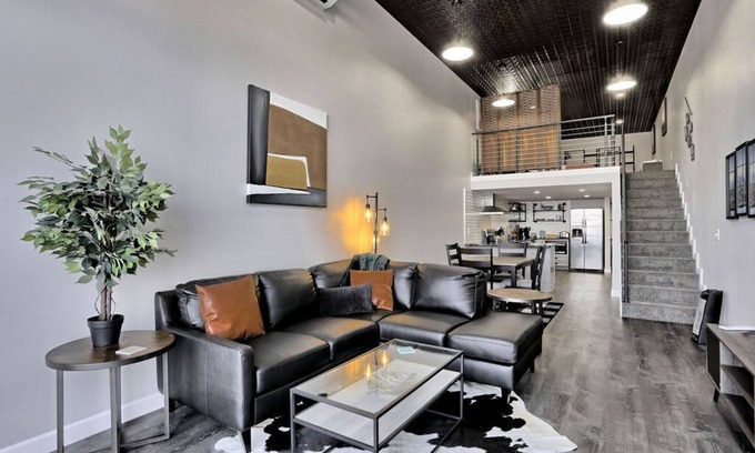 Barths Apartamento | Unique loft w/garage door! Spacious & clean
