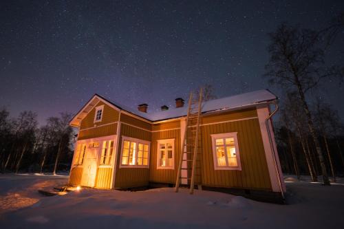 Ii Chalet De Esquí | Unique loghouse and wood heated sauna in Ii
