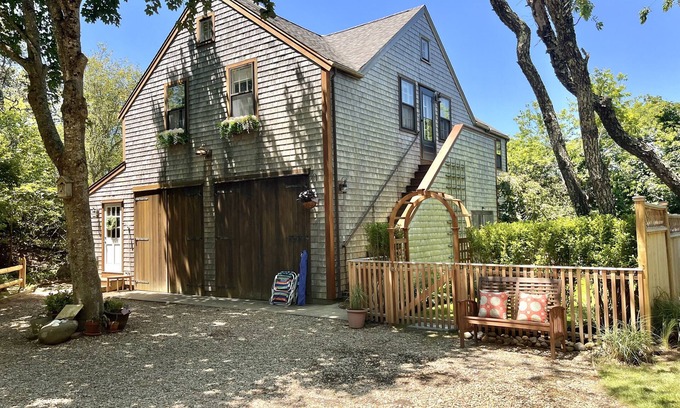 Nantucket Town Cabaña | Unique & Lovely: Luxury Treetop Cottage, cerca de Town & Beac