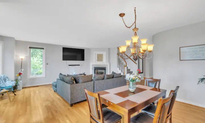 Hampton Casa | Unique Luxurious Waterfront in Hampton