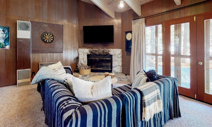 Pla-Vada Woodlands Casa | Unique Mid-Century Family-Friendly Cabin with Washer/Dryer, Fireplace